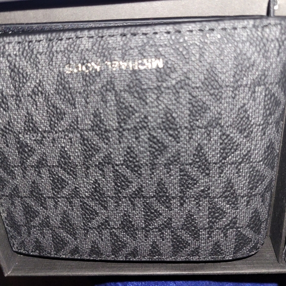 Micheal kors wallet new in box - Picture 3 of 6